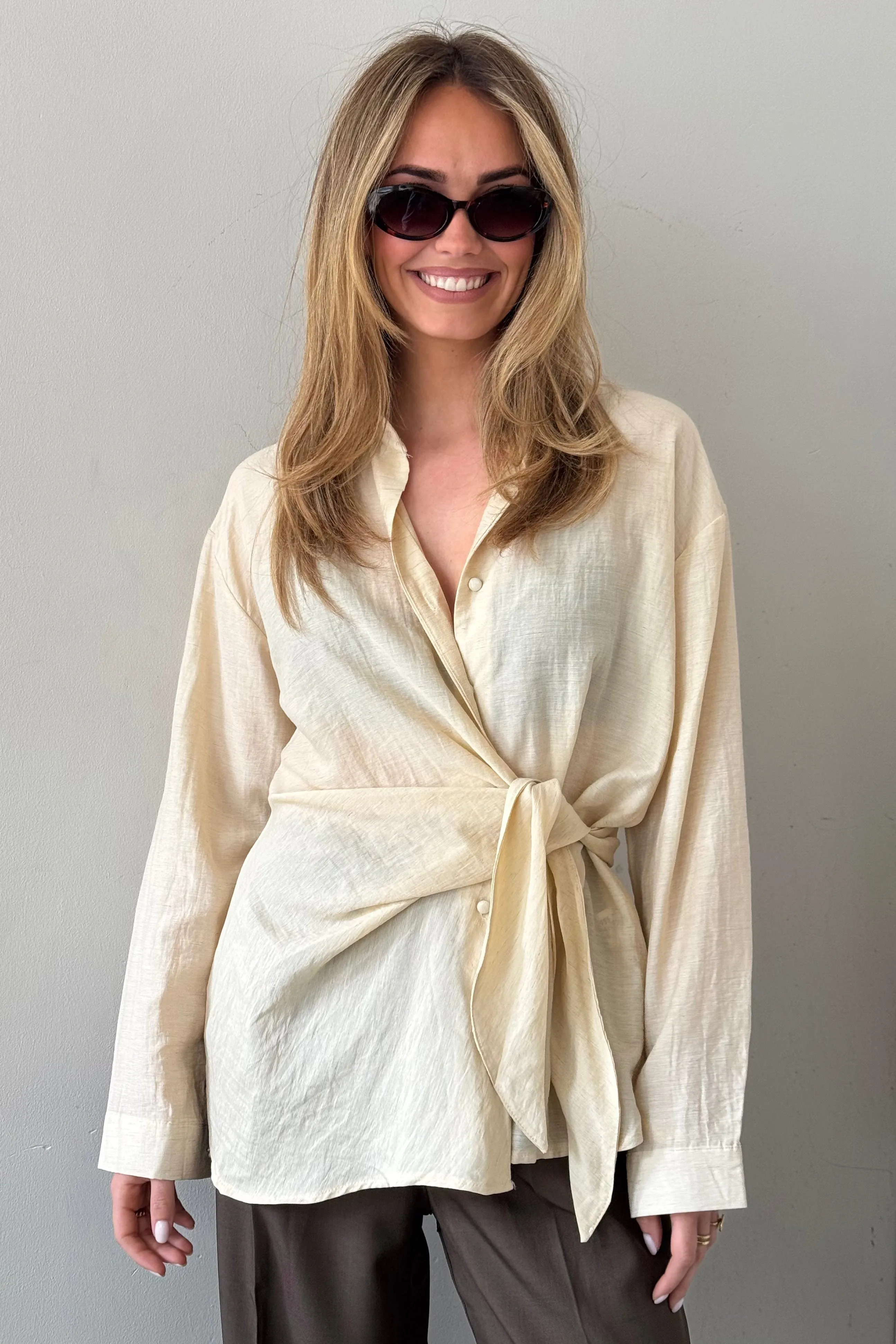 Linnen blouse met knoop - Beige